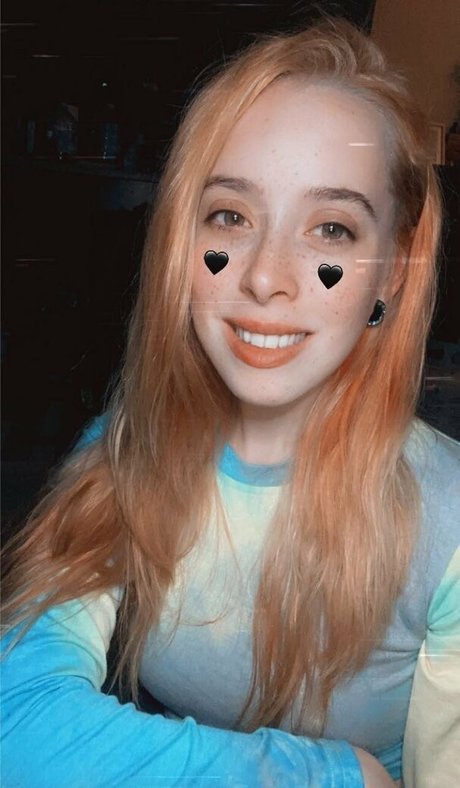 Scarlet Moon star du porno en haute qualité archive