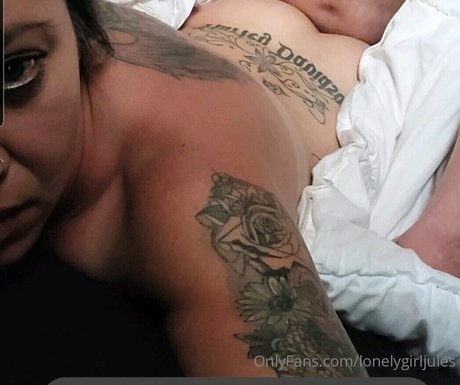 Lonelygirljules haut modèle archive