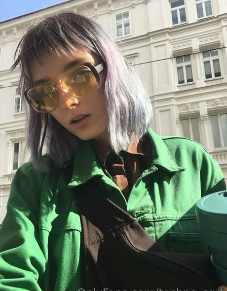 techno sqrt actrice chaude photo