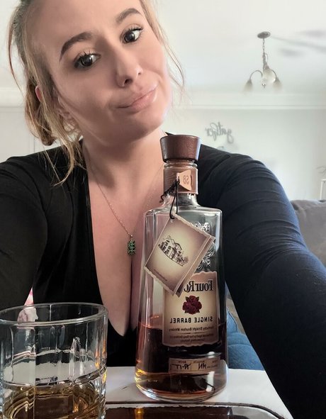 LillyBehave modèle pornographique images