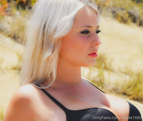 alipie1689 étoile érotique photo