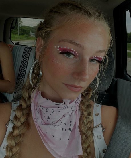 Hannah Alyssa Woods modèle xxx collection