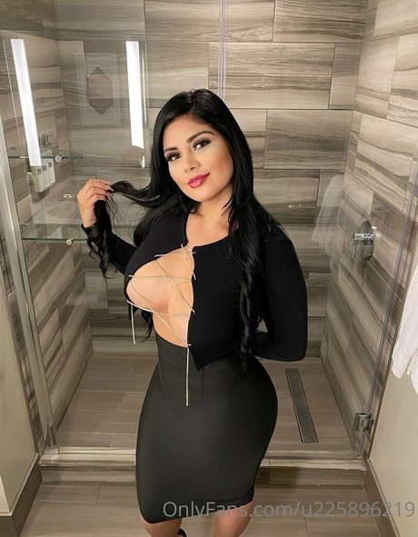 squat uniquementfans nu en haute qualité images