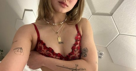 leoniemontyyy actrice de nus galerie