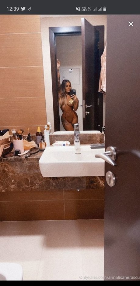 blonde aux gros seins onlyfans assez exclusif image