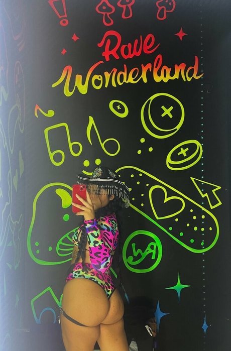 savethesharkss actrice artistique collection