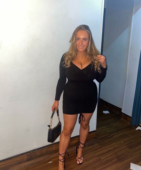 fille courbée dà côté onlyfans assez chaud galeries