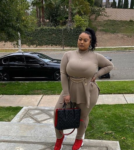 lingerie blanche onlyfans assez nue galeries