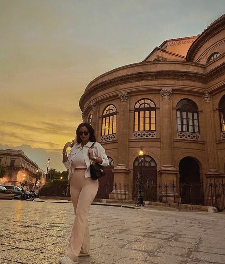 Paola Arena haut de star du porno des photos