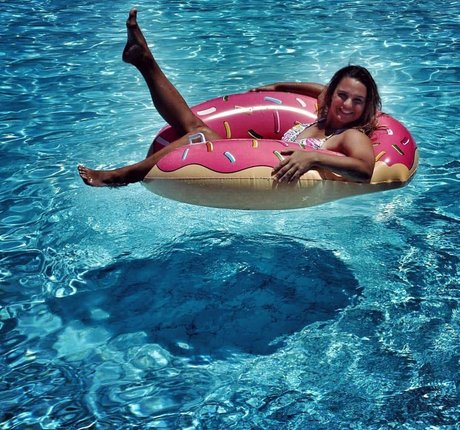 fille courbée dà côté onlyfans sexy sympa image