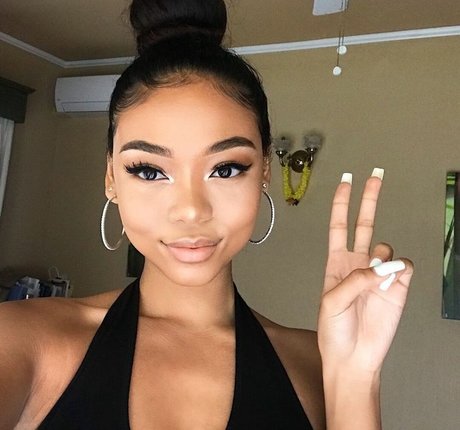 Stephanie Hikaru modèle xxx photo