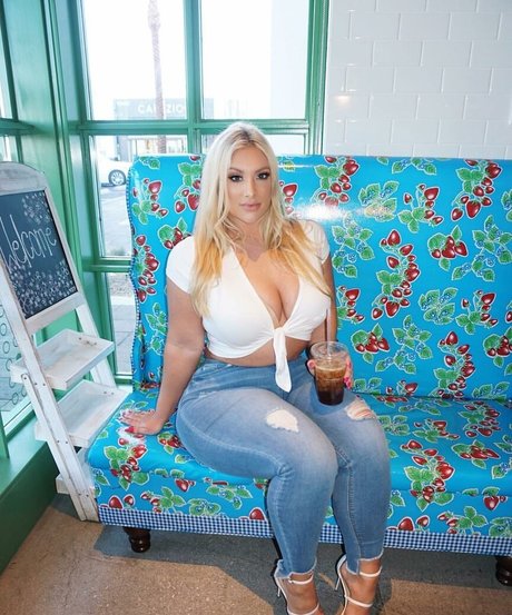 Taya Christian haut modèle des photos