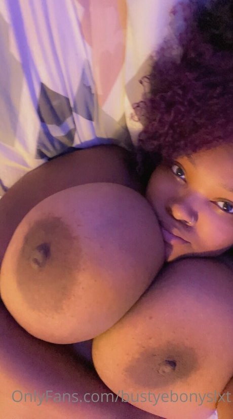bustyebonyslxt beau modèle image