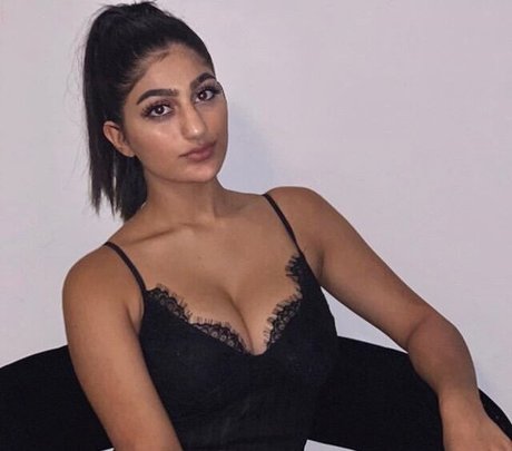 Busty Indian jolie actrice collection