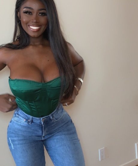 LXRYCC modèle magnifique image