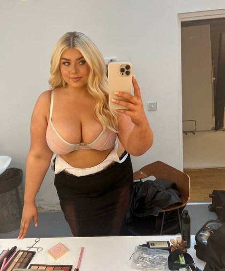 Izzy Nicholls belle actrice galerie