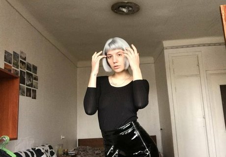 milf aux cheveux noirs onlyfans gratuit de haute qualité photos