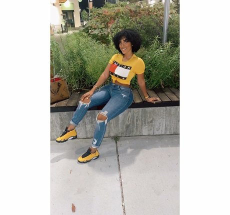 milf aux cheveux noirs onlyfans belle qualité photos