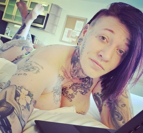 ChrystalNevius star du porno en haute qualité image