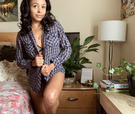 anyaivy star érotique img