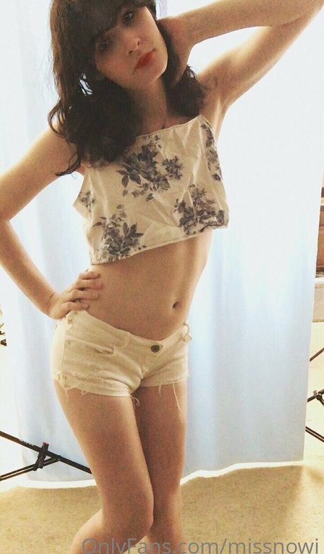 missnowi actrice sexy photos