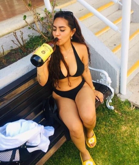 Monica Sacal haut étoile des photos