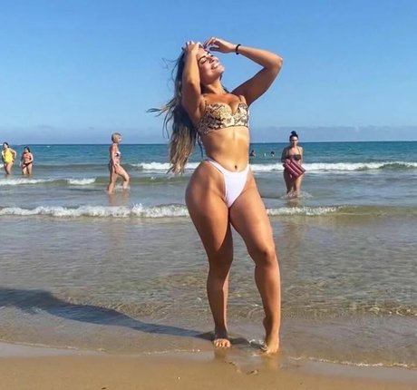 infirmière brune onlyfans assez nue des photos