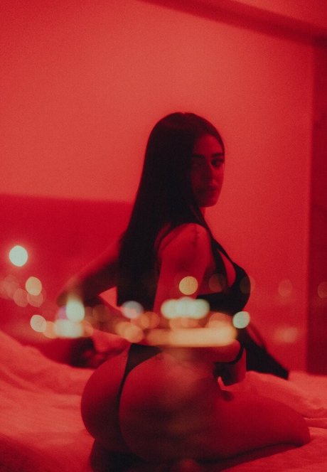 Greta Delmonte modèle érotique des photos