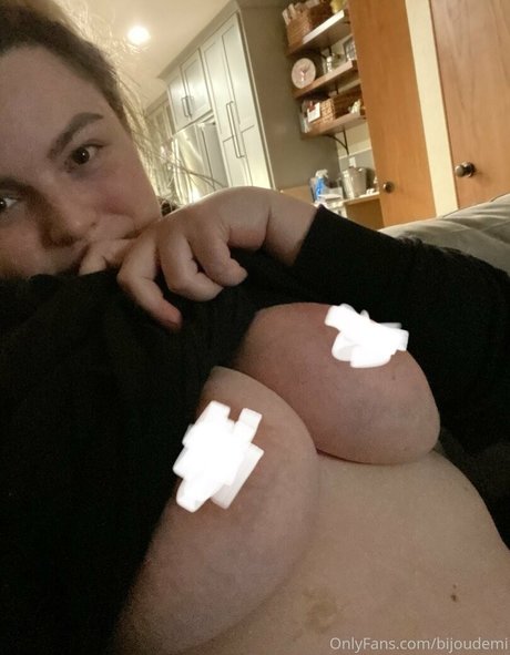 bijoudemi modèle gratuit photo