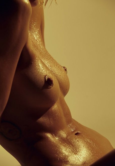 Valeria Bulusheva modèle nu galeries