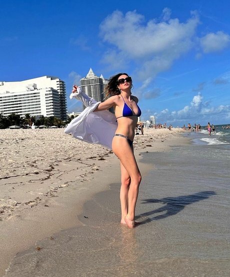 Melis Sezen modèle exclusif photos