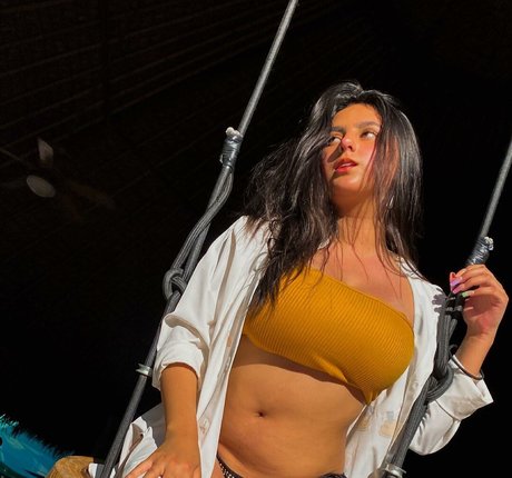 Danahe Vasquez haut modèle images