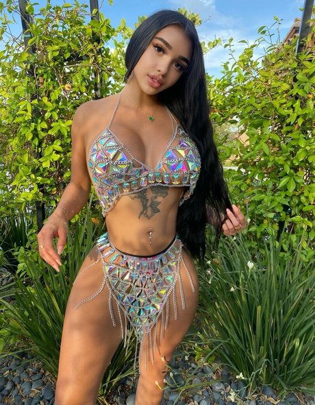 milf aux cheveux noirs onlyfans exclusivité érotique collection