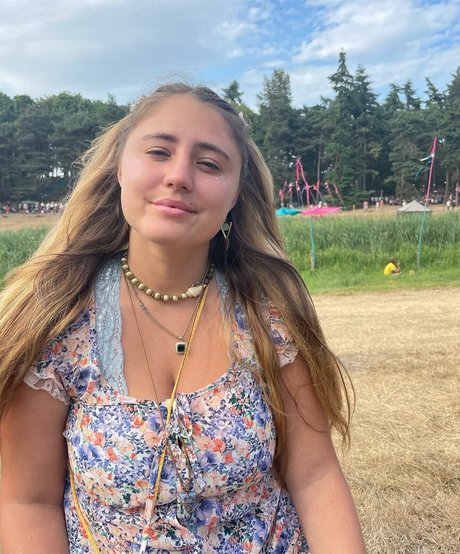 Lia Marie Johnson modèle meilleur archive