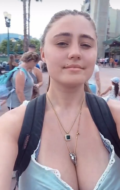 Lia Marie Johnson actrice artistique galerie