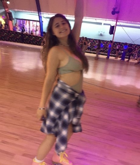 Lia Marie Johnson art étoile archive