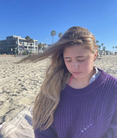 Lia Marie Johnson modèle adulte archive