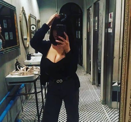 Warunee Thanyaphu haut modèle photos