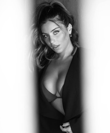 Tami Bar modèle adulte photo