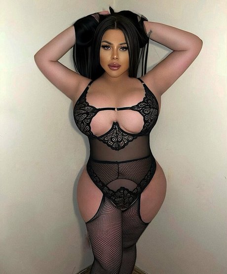 fille courbée dà côté onlyfans beau img