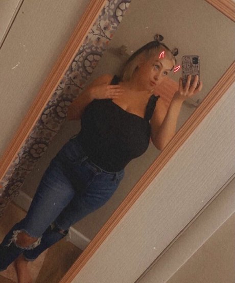 Destinee C modèle exclusif des photos