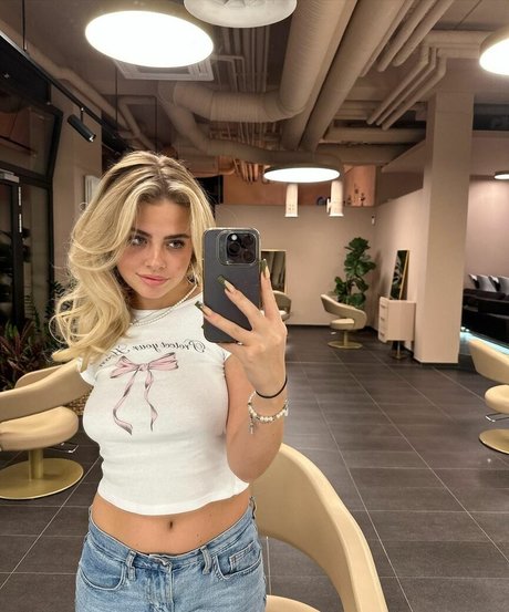 blonde aux gros seins onlyfans haute définition érotique photos