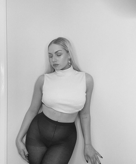 Beth Riva étoile érotique collection