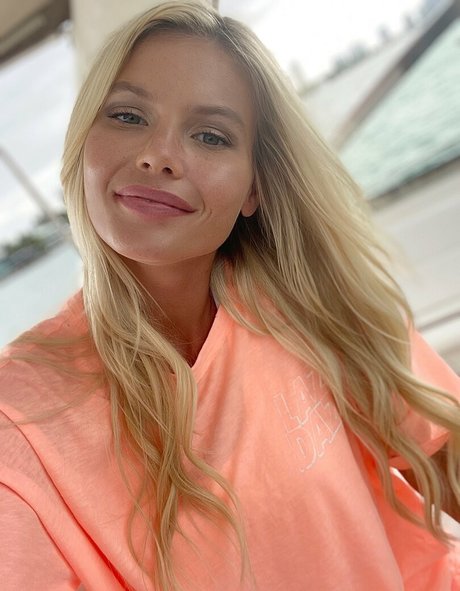 tatouages ​​blonds onlyfans sympa gratuit photo