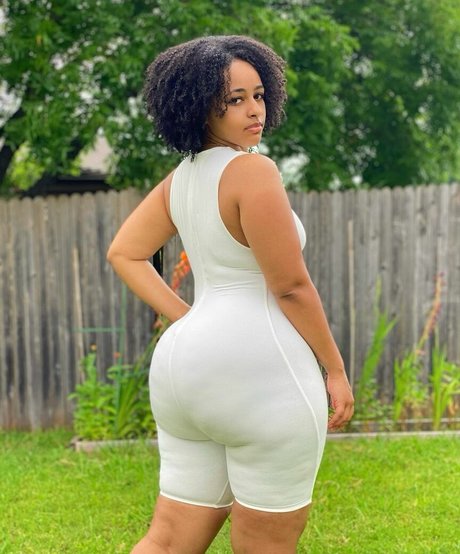 jolie ébène onlyfans haut de gamme images