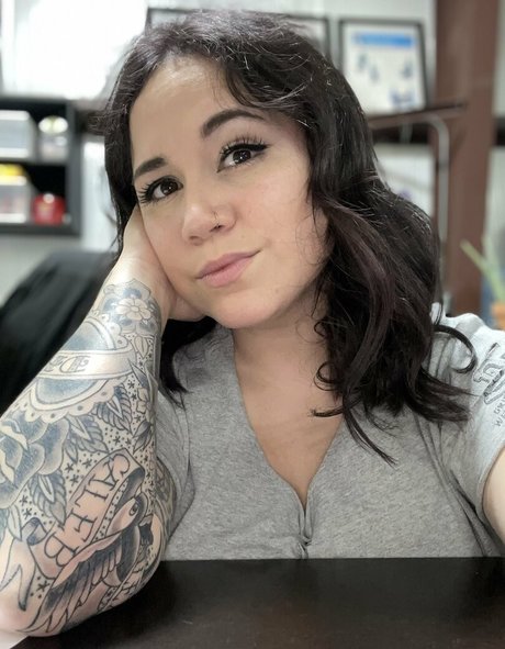 madibaileyx modèle joli des photos