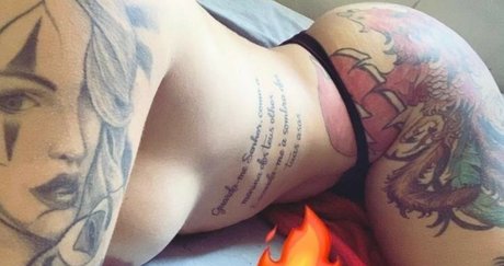 Hillary Andrade modèle érotique galerie