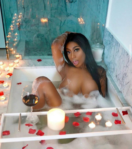 muvamoore actrice hd galerie