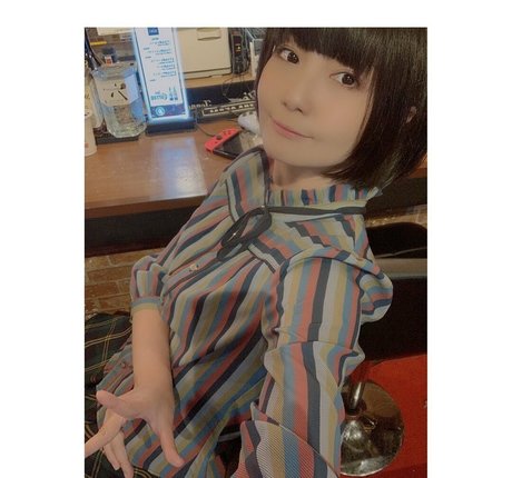 fille courbée dà côté onlyfans érotique galerie