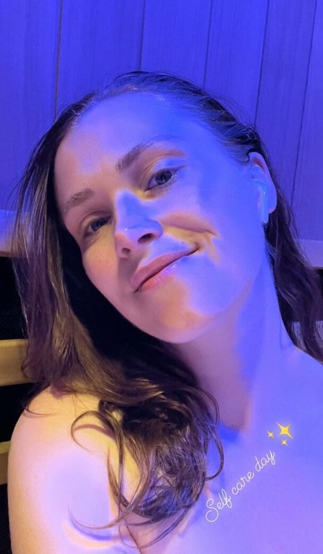 Eliza Taylor étoile érotique archive